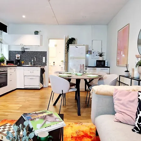 Prime Location Amazing King Bed Colorful Oasis Bergen