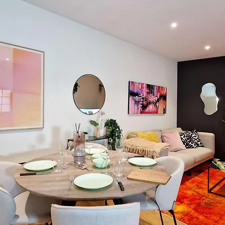 Prime Location Amazing King Bed Colorful Oasis Appartement