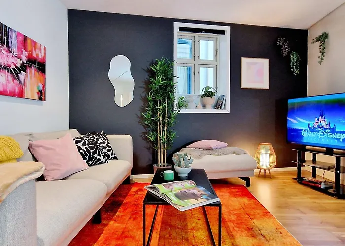 Prime Location Amazing King Bed Colorful Oasis *