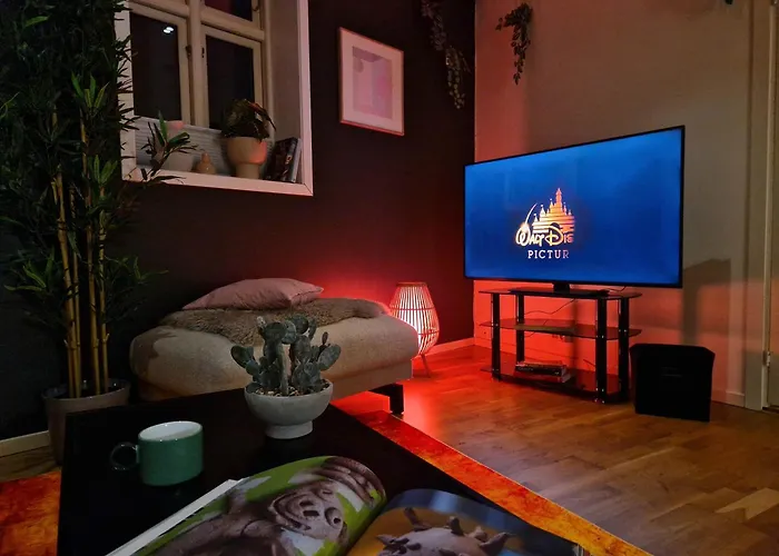 Prime Location Amazing King Bed Colorful Oasis Apartament