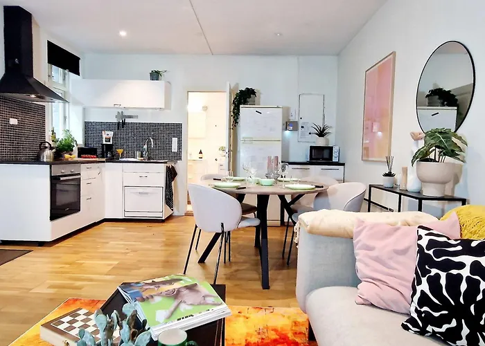 Prime Location Amazing King Bed Colorful Oasis Μπέργκεν