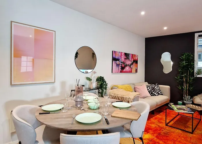 Prime Location Amazing King Bed Colorful Oasis Apartment