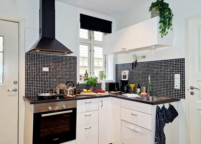 Prime Location Amazing King Bed Colorful Oasis