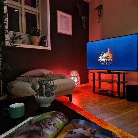 Prime Location Amazing King Bed Colorful Oasis Апартаменты